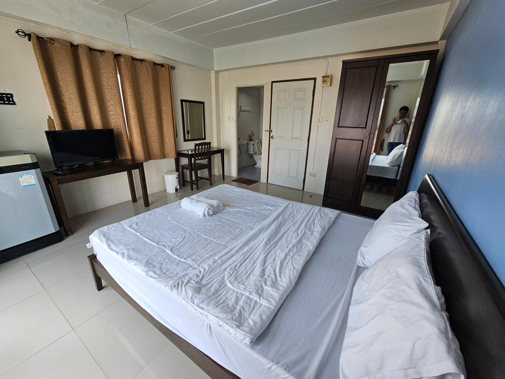 Si Fah At Bangsaen Hotel Ban Rong Khoei Exteriör bild